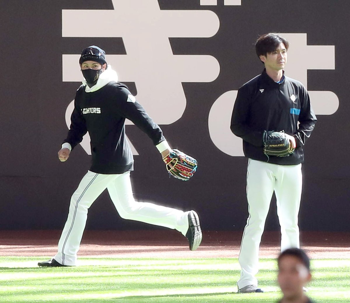 sanspo_fighters's tweet photo. 練習の一コマ。上沢直之の練習を見守る新庄剛志監督。（撮影・三浦幸太郎）
#北海道日本ハムファイターズ 
#新庄剛志 
＃サンスポ https://t.co/tWFwg7zAHJ