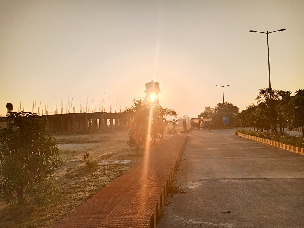 Sriniva24312932's tweet photo. अनोखी छटा। इसीलिये इसे कहा जाता है अमृत बेला। https://t.co/wiWrcrY9oT
