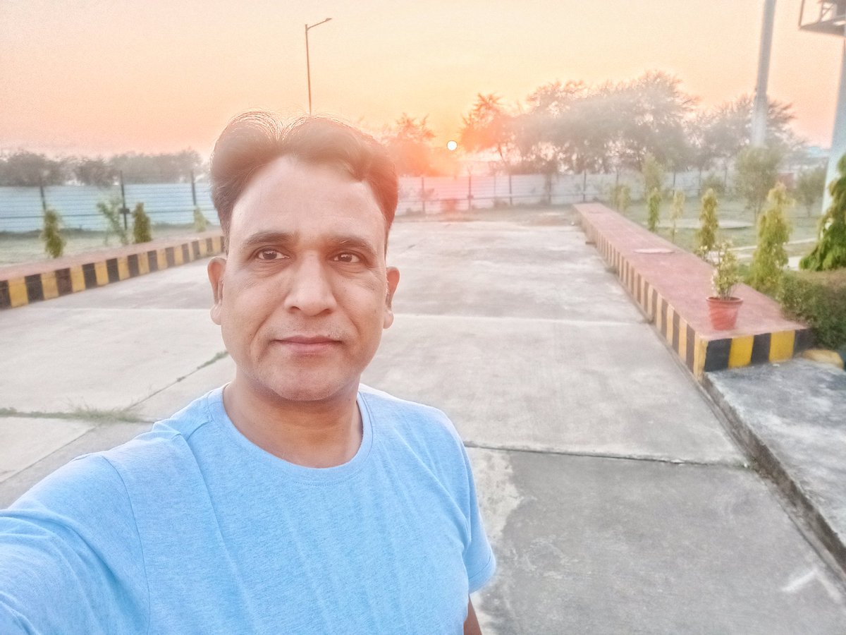 Sriniva24312932's tweet photo. अनोखी छटा। इसीलिये इसे कहा जाता है अमृत बेला। https://t.co/wiWrcrY9oT