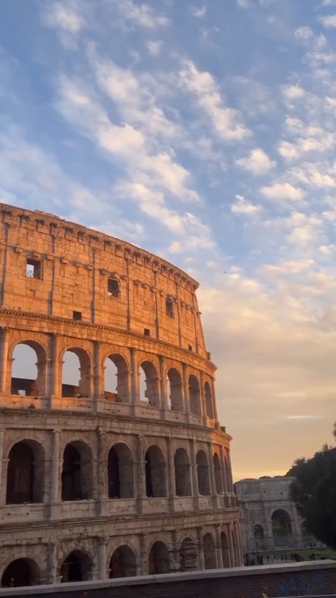 decomporsii's tweet photo. dal vivo è più bello, proprio come quel coglione. https://t.co/gKT8TI5Awa