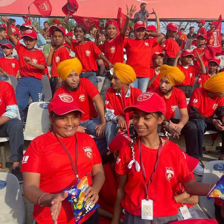 PhoolVersha's tweet photo. Witnessing the unbridled excitement of these children as they watch their favorite cricketers in action is priceless! #HastiMastiKhel
Match Day 1! 

@iAmitRSharma @Sen_Aleya @hemantchrome @nesswadia @tweetgarima @ChromePictures @EntourageFilms #NamMyohoDaan @PunjabKingsIPL
@IPL https://t.co/oMDNu207Ky