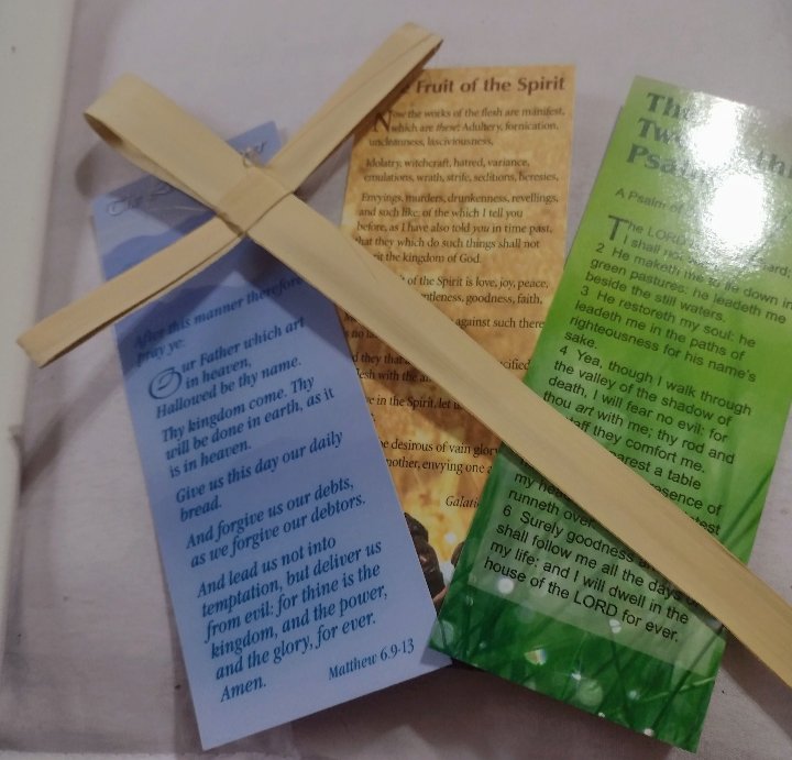 ThatFellaCrafty's tweet photo. Ideal little Easter gift to yourself or a loved one. Large handmade Palm cross comes with The Fruit of the spirit ( Galatians 5.19-26 ) card and two other assorted bible cards #PalmSunday
#PalmCross #Jesus #Christianity
#Prayer #Giftidea #Shopindie #mhhsbd
https://t.co/pWWvU5pKOV https://t.co/Z1tClgYa8Z