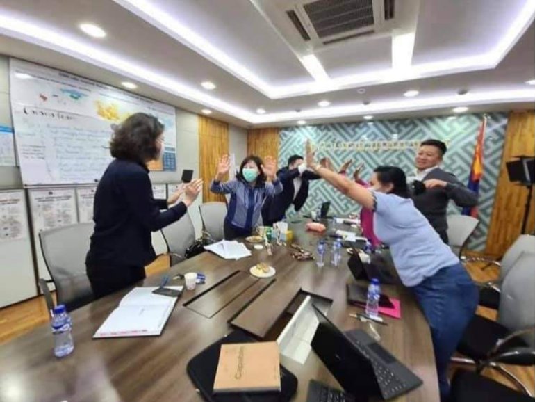 Өнөрөөгийн орчуулгыг уншсан Нянбаатар болон хиамчид😎
"Манайхаан сөрөг, ура" гэдгийн дараагийн хувилбар буюу "Манайхаан халуулж чадлаа, ура"😅🤣🙈🤦‍♂️