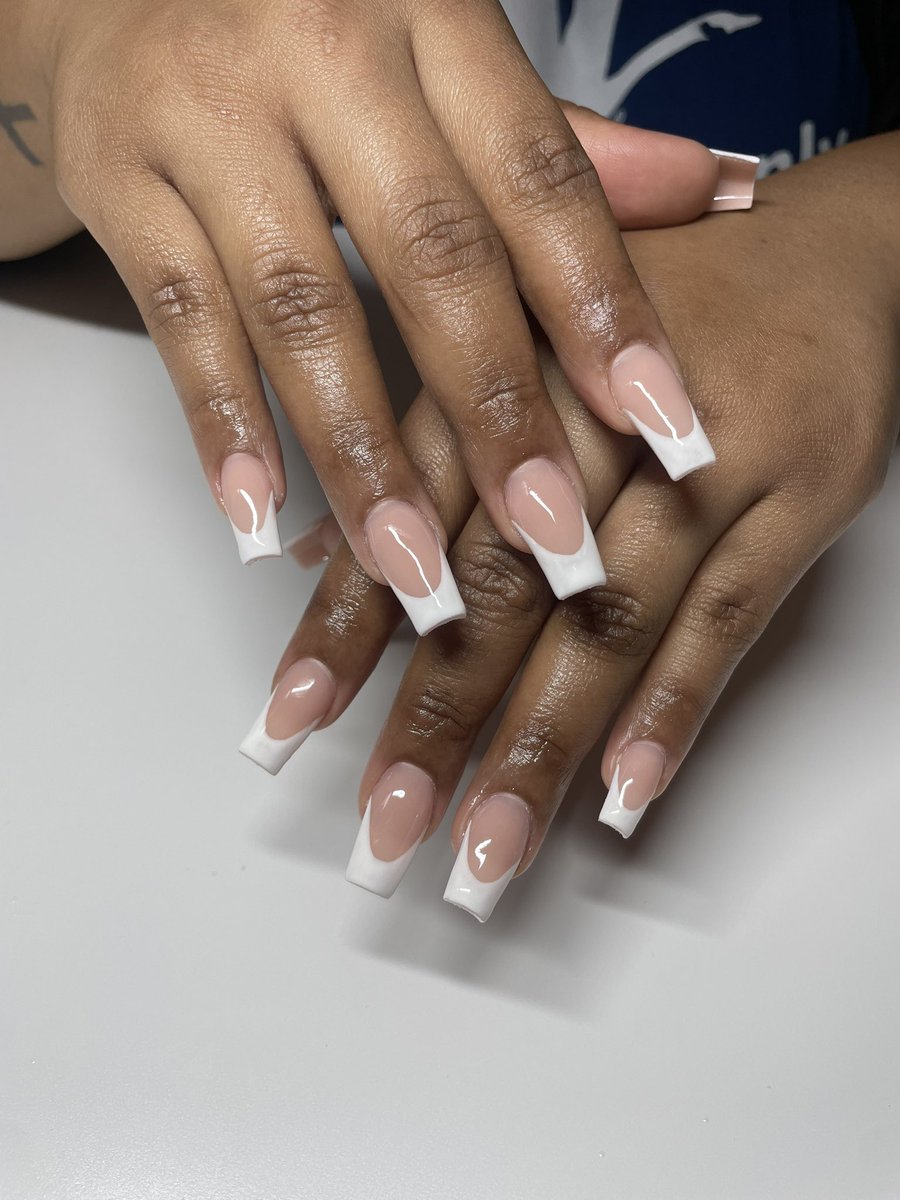 theoroom_'s tweet photo. Frenchies never stop 🤍✨💍 #miaminails #miamianailtech #frenchnails #nailsnailsnails https://t.co/qWPRPvfz9k