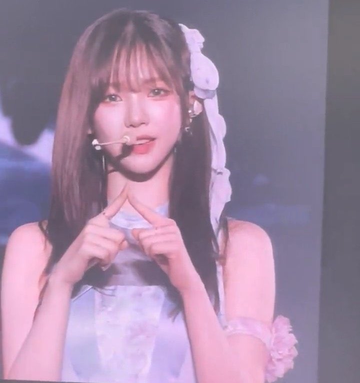 ika_ikasya's tweet photo. Karina is trending right now with 85.3K tweets under Hip Hop category 🔥🔥 Her mid length hair today giving her extra beuty and hotness 😍❤️

#KARINA #카리나 #カリナ #aespa #에스파 #trendingqueen #gorgeous https://t.co/xXkf0d0fOw