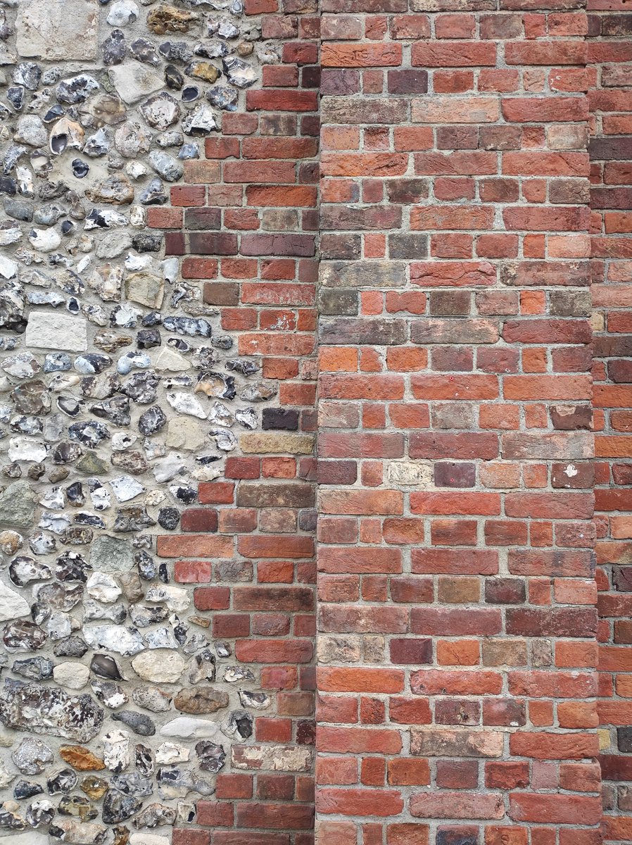 Whoever built this is an absolute master - the neat regularity of the #bricks meeting the chaos of  flint nodules AND stonework blocks...and then they found time for patterned joining too? Amazing