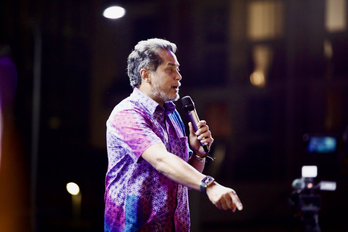 Salim_Iskandar's tweet photo. Kalau tidak kerana KJ percepatkan edaran vaksin dan buka semula semua perniagaan, saya rasa kita masih di zaman kegelapan. Berkat usahasama Muhyiddin, Ismail Sabri dan KJ maka pulihlah negara kita yang tercinta ini.

Tapi ada kalangan dari rakyat yang termakan hasutan pencinta kunyit dan menghentam KJ, ini hari dari kes doktor hartal dan vape semuanya habis. What a waste. 

Itulah bila dapat orang yang bagus seperti KJ, kita kena appreciate dan bukan hentam sebab orang lain hentam! Saya doakan agar KJ menjadi PM kita tidak lama lagi. Negara perlukan KJ! Kita semua perlukan orang seperti KJ yang sangat komited bila buat kerja.