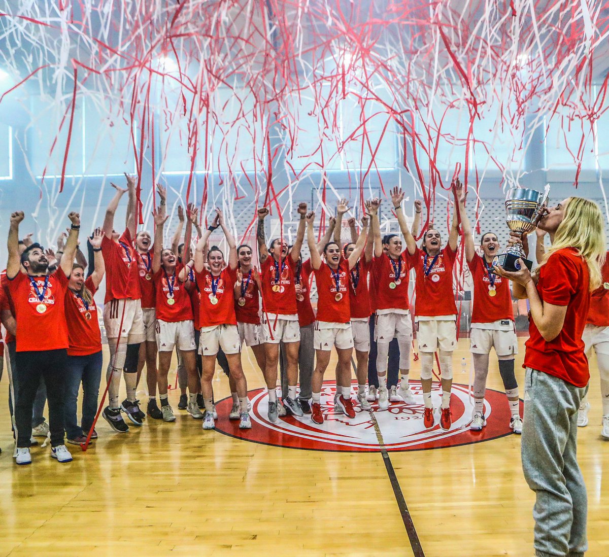 🔴⚪🏆 Συγχαρητήρια στη γυναικεία ομάδα μπάσκετ του 𝚶𝚲𝚼𝚳𝚷𝚰𝚨𝚱𝚶𝚼 μας για την κατάκτηση του 7ου Πρωταθλήματος Ελλάδας! / Congratulations to the <a href="/OlympiacosSFP/">Olympiacos Piraeus</a> Women's Basketball team for their 7th Greek championship title!

#Olympiacos #Family #Champions #Greece #Piraeus