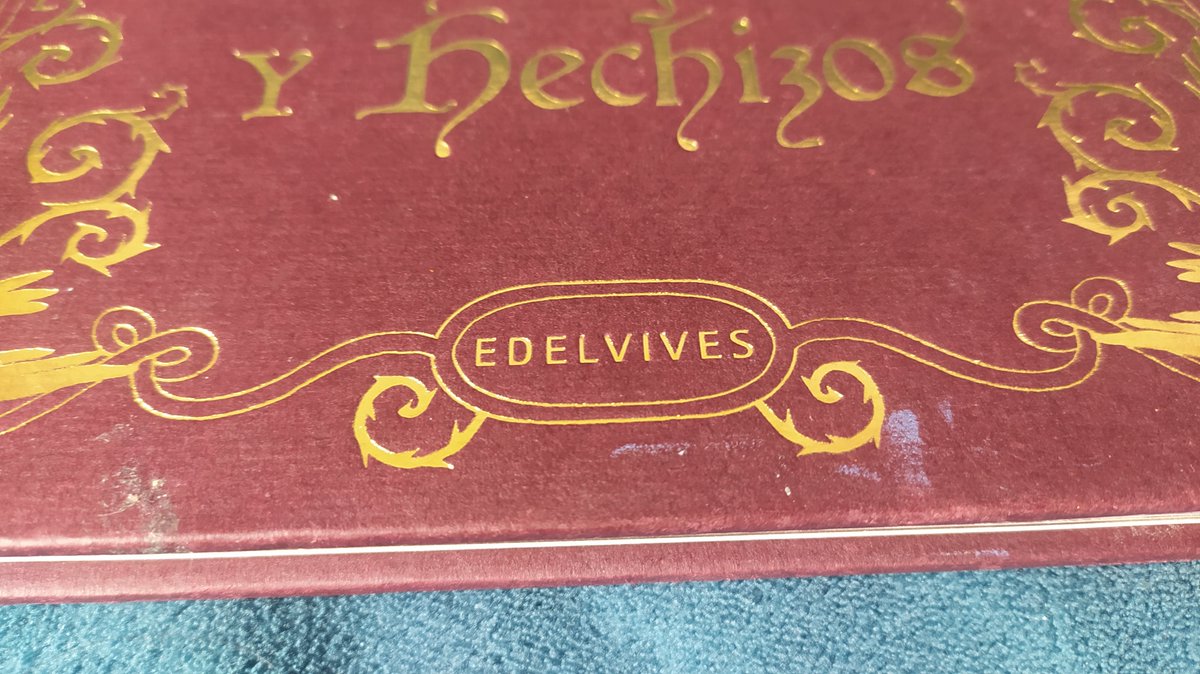 Hannah_sola's tweet photo. @wallapop a vosotros os parece que este libro, que está que da pena está "como nuevo"? Eso dice el vendedor, y que se salga con la suya después de haberos enviado fotos....la protección que pagamos dónde queda? https://t.co/Kdyl4B9aZW