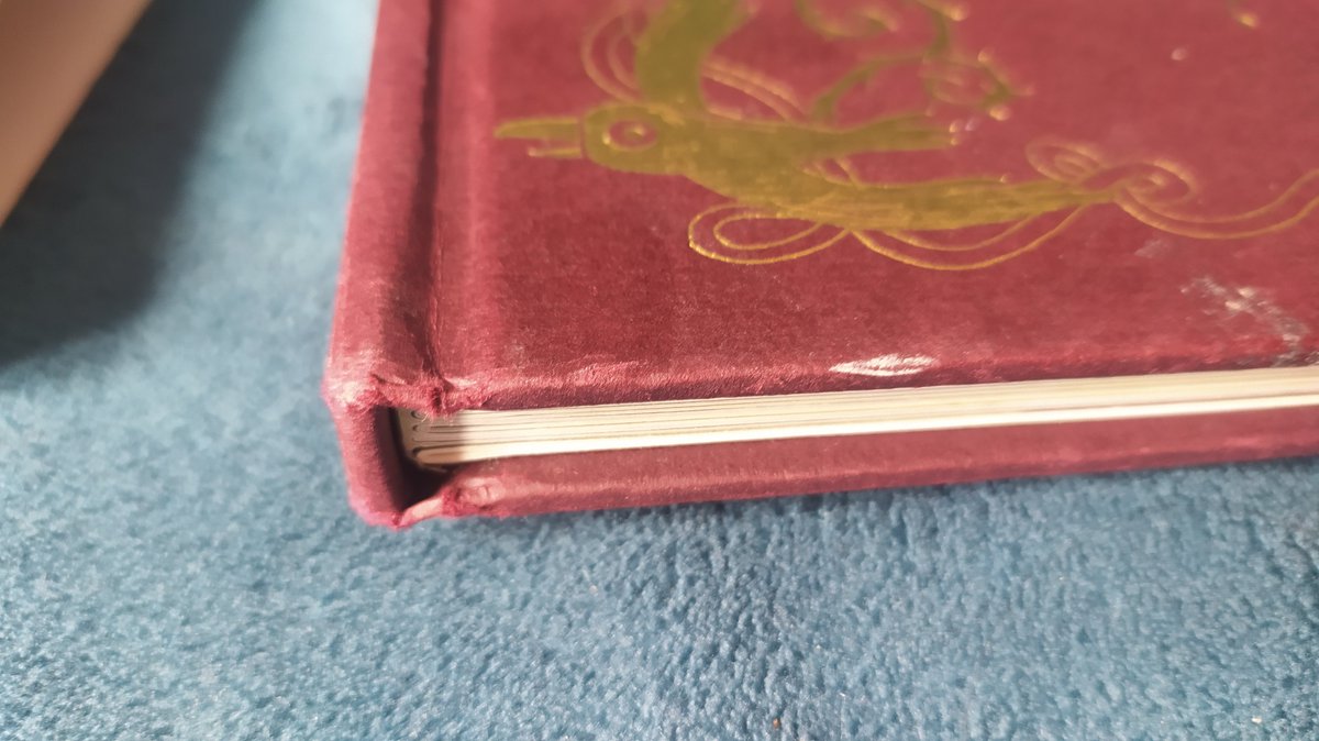 Hannah_sola's tweet photo. @wallapop a vosotros os parece que este libro, que está que da pena está "como nuevo"? Eso dice el vendedor, y que se salga con la suya después de haberos enviado fotos....la protección que pagamos dónde queda? https://t.co/Kdyl4B9aZW