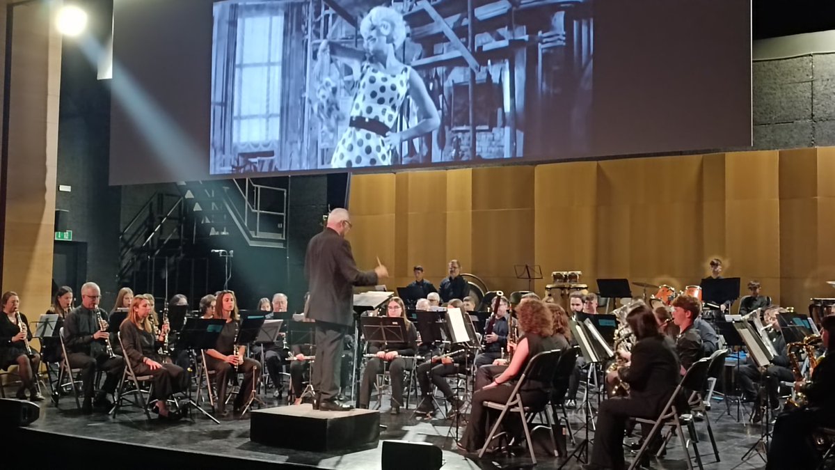🎬 🎼 Com vam xalar ahir amb el concert de la banda de l'<a href="/AMRapitenca/">AMR RAPITENCA</a>! Cinema, música clàssica i bandes sonores, si és que fins i tot els focus semblaven inspirar i "il·luminar" músics i director 😄. Sensacional! 👏🏻❤️

#JDPC #AuditoriSixtoMir #LaRàpita #CulturaRàpita23