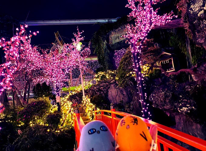 遊園地にスーツでくる人たちとやっと会えたねと月と桜とくろばすしょっぷと映えスポット 