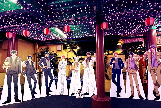 遊園地にスーツでくる人たちとやっと会えたねと月と桜とくろばすしょっぷと映えスポット 