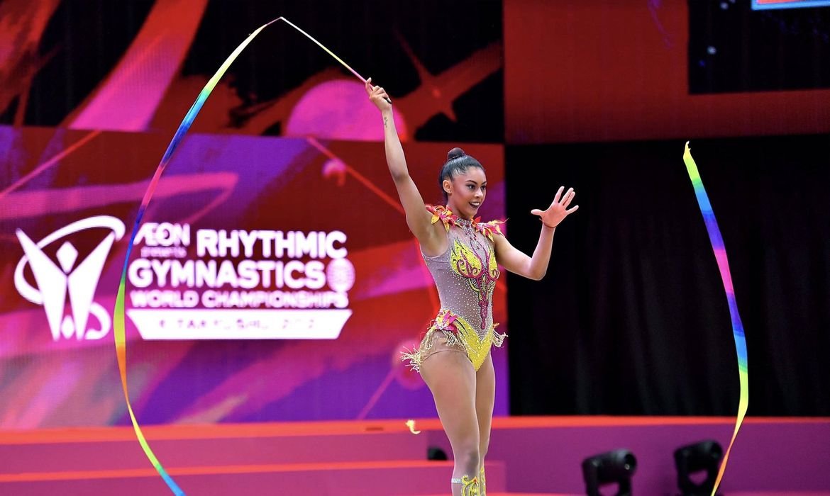 Bárbara Domingos is the first individual gymnast from South America, Latin America and the Southern Hemisphere to earn a medal at the FIG Rhythmic Gymnastics World Cup series!

She did THAT!