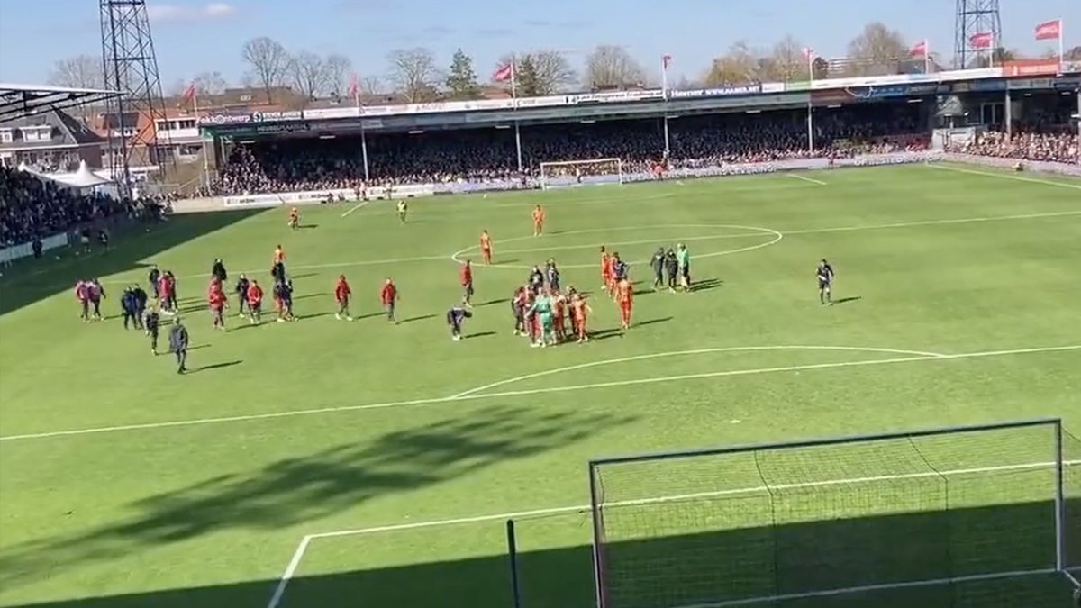 vandaaginside's tweet photo. Video: Go Ahead Eagles-fans zingen Feyenoord-goaltune na gelijkspel tegen Ajax https://t.co/WVAYkU7r3W #vandaaginside https://t.co/J41wpbGrtP