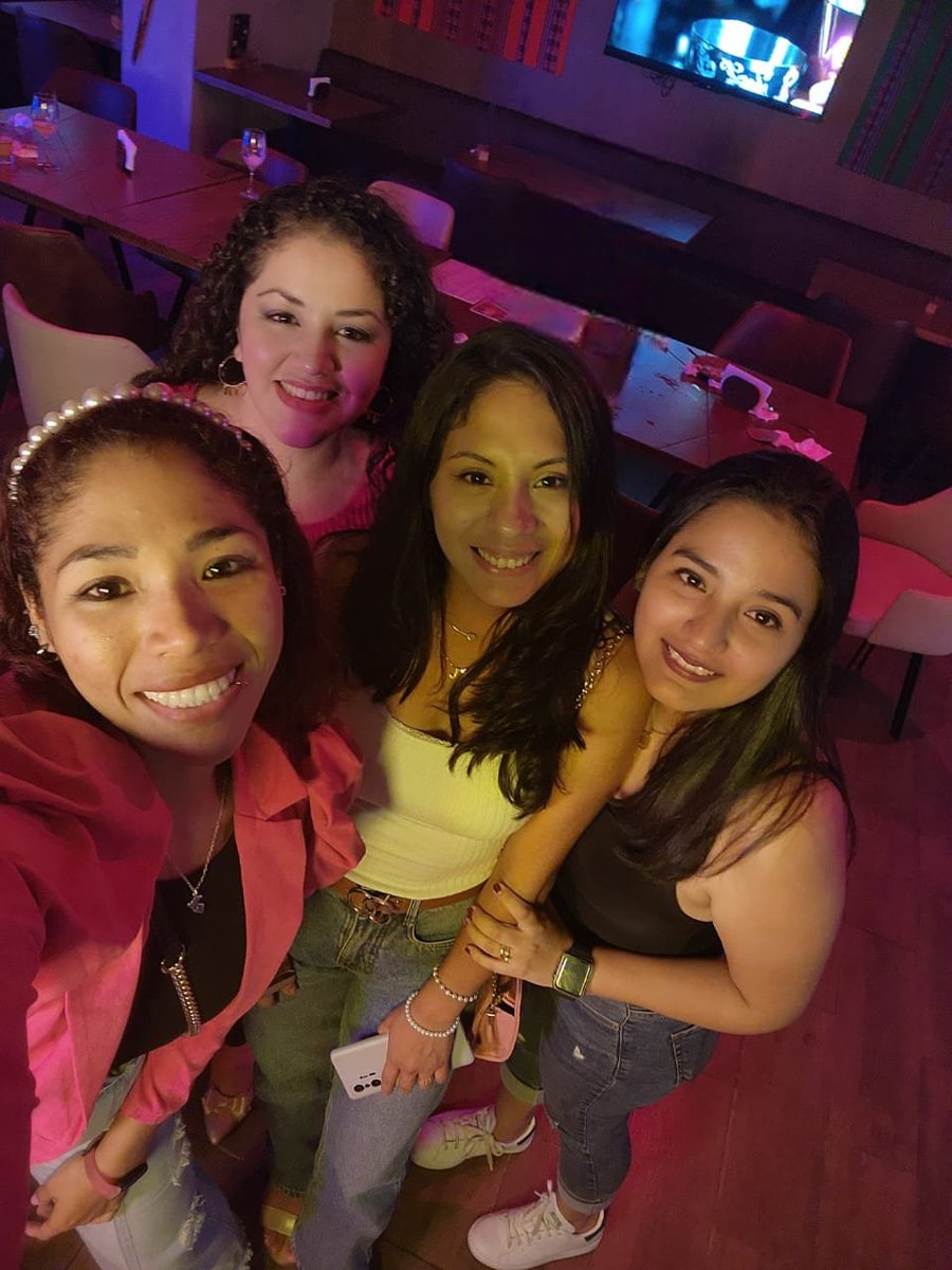 JackelynMacines's tweet photo. Ayer, por primera vez, nos juntamos para celebrar un cumpleaños juntas. Me encantó estar con ellas, son mis amigas de colegio, las conocí en 5to año de secundaria y cada una me ha enseñado mucho. Valoren a sus amistades y disfruten el tiempo juntas.🤗💜 #friends #vibes #promo2007 https://t.co/qDTFHw4shV