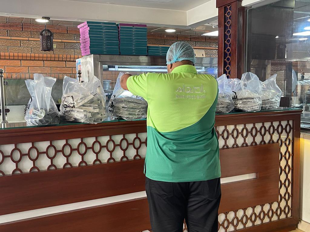 SaudiFoodBank's tweet photo. #موسم_إطعام_الرمضاني

 فريق #إطعام بمدينة #الدمام و #الأحساء يتسلم 859 وجبة مقدمة من عملاء تطبيق #هنقرستيشن ضمن حملة #اطلب_لهم

استعداداً لتوزيعها على المستفيدين لوجبة الافطار . 

@HungerStation

#بنك_الطعام_السعودي https://t.co/uqvHl6rL3T