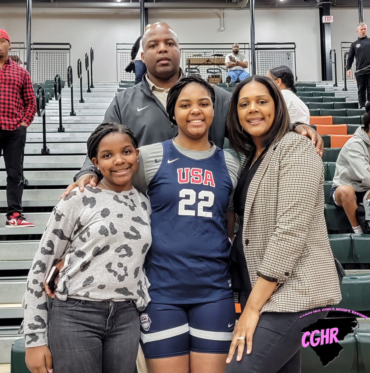 CghrMedia's tweet image. 🏀 #CGHRMedia 

@usabjnt MINI CAMP

📍 - Dallas, TX

@HazelGreenHigh - 2026 - 6'3" - Forward - Kelsi Andrews @KelsiAndrews23 - #FBCUNITED - Is one of the Top Prospects on the 🌎

Looked great during @usabasketball Workouts....

📸.... With Family

#CarolinaGirlsHoopsReport