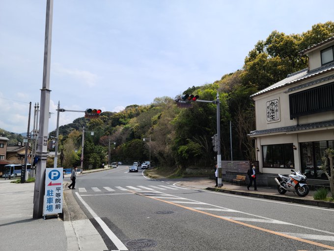 【#響けユーフォニアム 聖地巡礼】11/n川から離れて県神社方面へ向かい、こちらは宇治塔川交差点久美子の家はここに建って