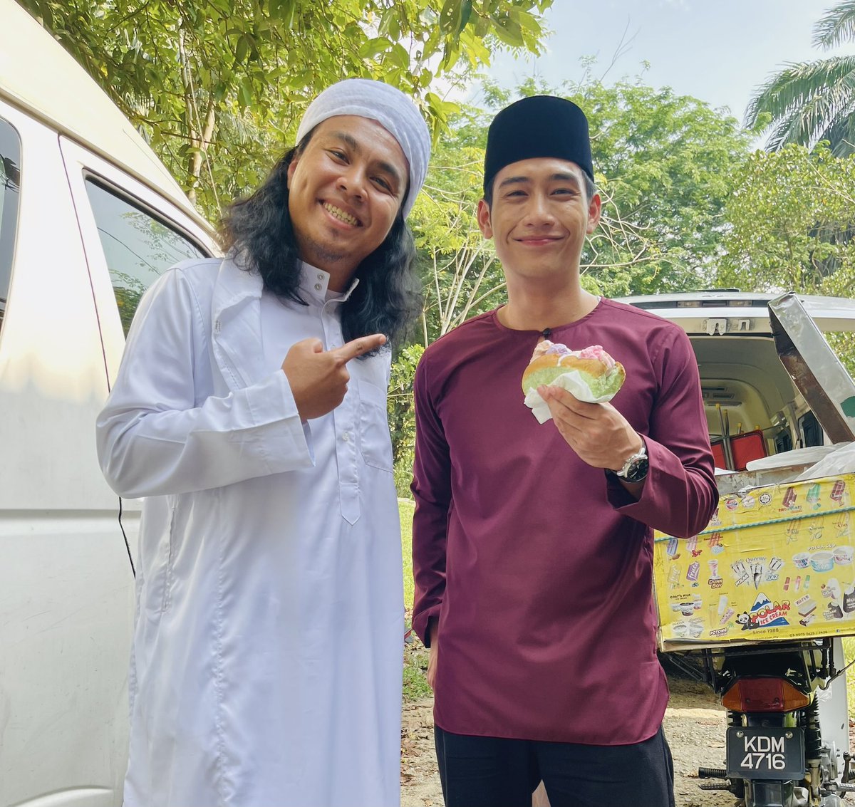 fathhafeez's tweet photo. Disebabkan imam Ashraf dah bayar hutang us ef tu, saya belanjalah aishkwim roti utk imam Ashraf @HunHaqeem 💵💵💵

#imaminstantustazahscammer https://t.co/7YPbS03A9X