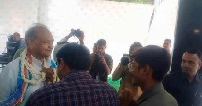 ObcOfRajasthan's tweet photo. आज माननीय मुख्यमंत्री @ashokgehlot51 जी मुख्यमंत्री निवास पर मुलाकात रही!
मुख्यमंत्री जी को ओबीसी आरक्षण शैडो पोस्ट प्रक्रियाधीन भर्तियों को लेकर वार्ता की और ज्ञापन दिया! मुख्यमंत्री जी ने सकारात्मक आश्वासन दिया उम्मीद है संपूर्ण ओबीसी वर्ग को बहुत बड़ी राहत मिलेगी! 
@RajCMO https://t.co/YEO25pByHi