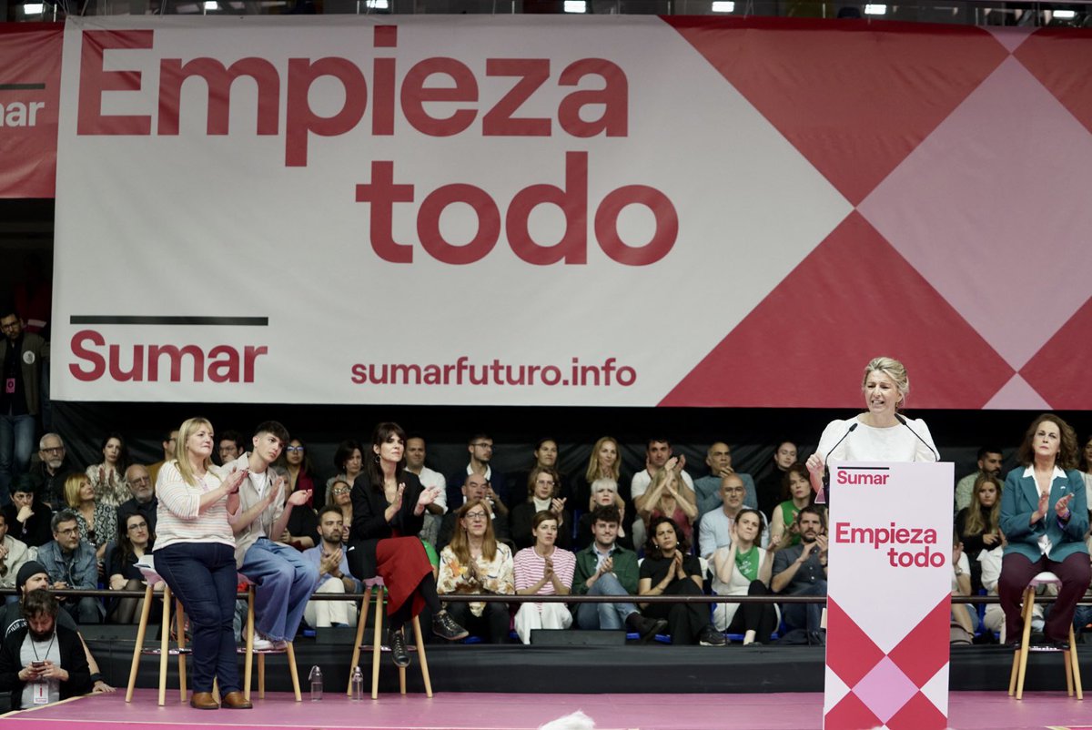 DonesEV's tweet photo. Il•lusionants paraules d presentació d la candidatura d @Yolanda_Diaz_ a la presidència d l'estat. Els treballs d cura i l'ecofeminisme al centre del seu projecte. Agraïdes pel pas endavant. Moites graciñas @Yolanda_Diaz_ i a l'equip d @sumar https://t.co/WJMq1YqOQm