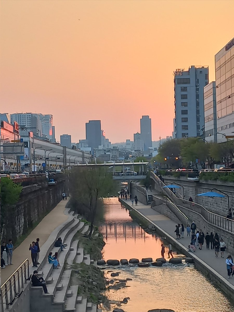 Girl8114's tweet photo. Sunset in Seoul 🌇 
#Seoul #SouthKorea #sunset #BTS #BTSARMY #beautiful @BTS_twt #grateful #Thankful #weekendvibes #Sunday https://t.co/fbZQW5OiJp