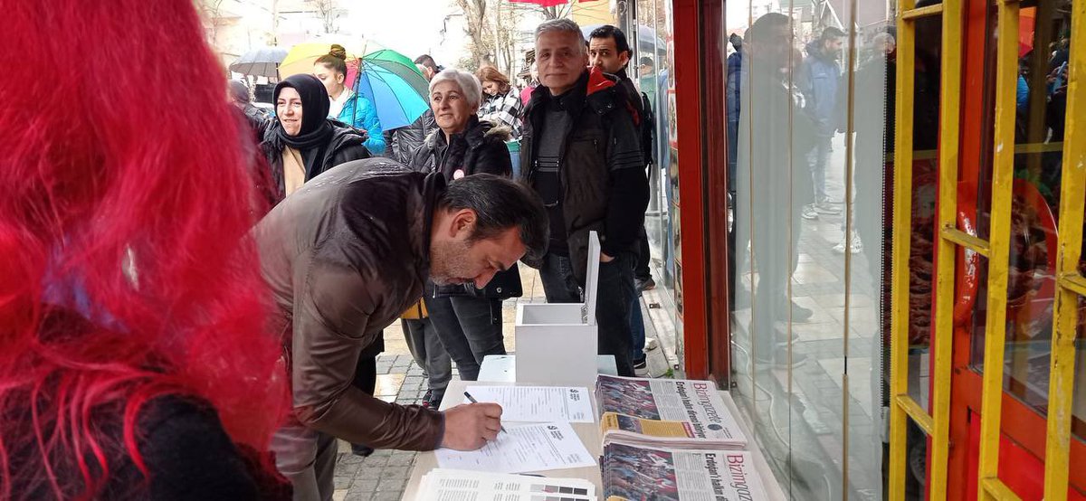 istanbul_tkp's tweet photo. Pendik'te seçim büromuzu açtık.🚩

Bu seçimlerde #1oyErdoğanGitsinDiye1oyTKPye diyoruz. Ülkemizi içinde bulunduğu bu karanlıktan aydınlığa emekçilerle çıkaracağız.

#TKPGelirHerŞeyDeğişir 
#OylarTKPye https://t.co/xDk6DzV9pc