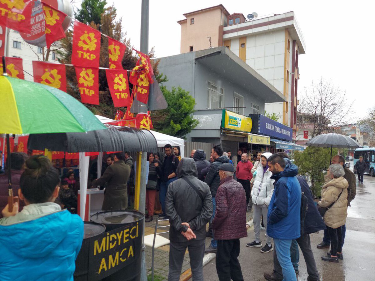 istanbul_tkp's tweet photo. Pendik'te seçim büromuzu açtık.🚩

Bu seçimlerde #1oyErdoğanGitsinDiye1oyTKPye diyoruz. Ülkemizi içinde bulunduğu bu karanlıktan aydınlığa emekçilerle çıkaracağız.

#TKPGelirHerŞeyDeğişir 
#OylarTKPye https://t.co/xDk6DzV9pc
