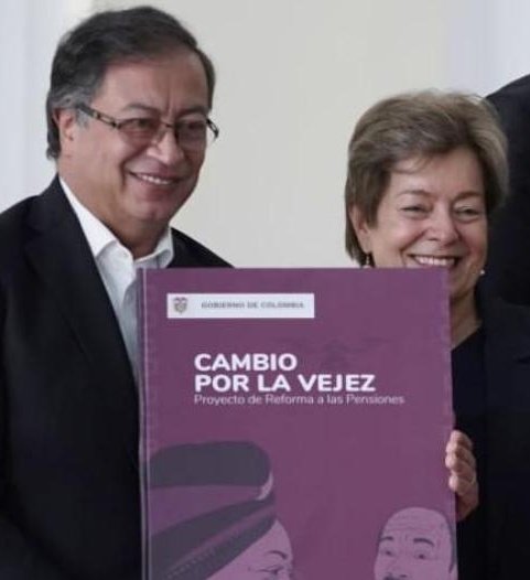 JCFloriant's tweet photo. Ojo a las propuestas de @German_Vargas en su columna.

¡Y TIENE TODA LA RAZÓN!

https://t.co/xEb1axoEgP…

"Sin estos cambios sería preferible establecer el pilar solidario acordado y desechar el resto de la irresponsable reforma"

1. Limitar el pilar de reparto a 1 s.m.l.v. y quitar subsidios a las pensiones que superen ese monto.

2. Unificar en 1.300 semanas el tiempo de cotización.

3. Mantener la libertad para elegir entre AFP o Colpensiones en el primer pilar.

4. Ahorrar todos los recursos y tener reglas clara para inversión.

5. Financiar un pilar solidario y un semicontributivo con presupuesto nacional en vez de usar las contribuciones de los afiliados.

#PensionesEnRiesgo