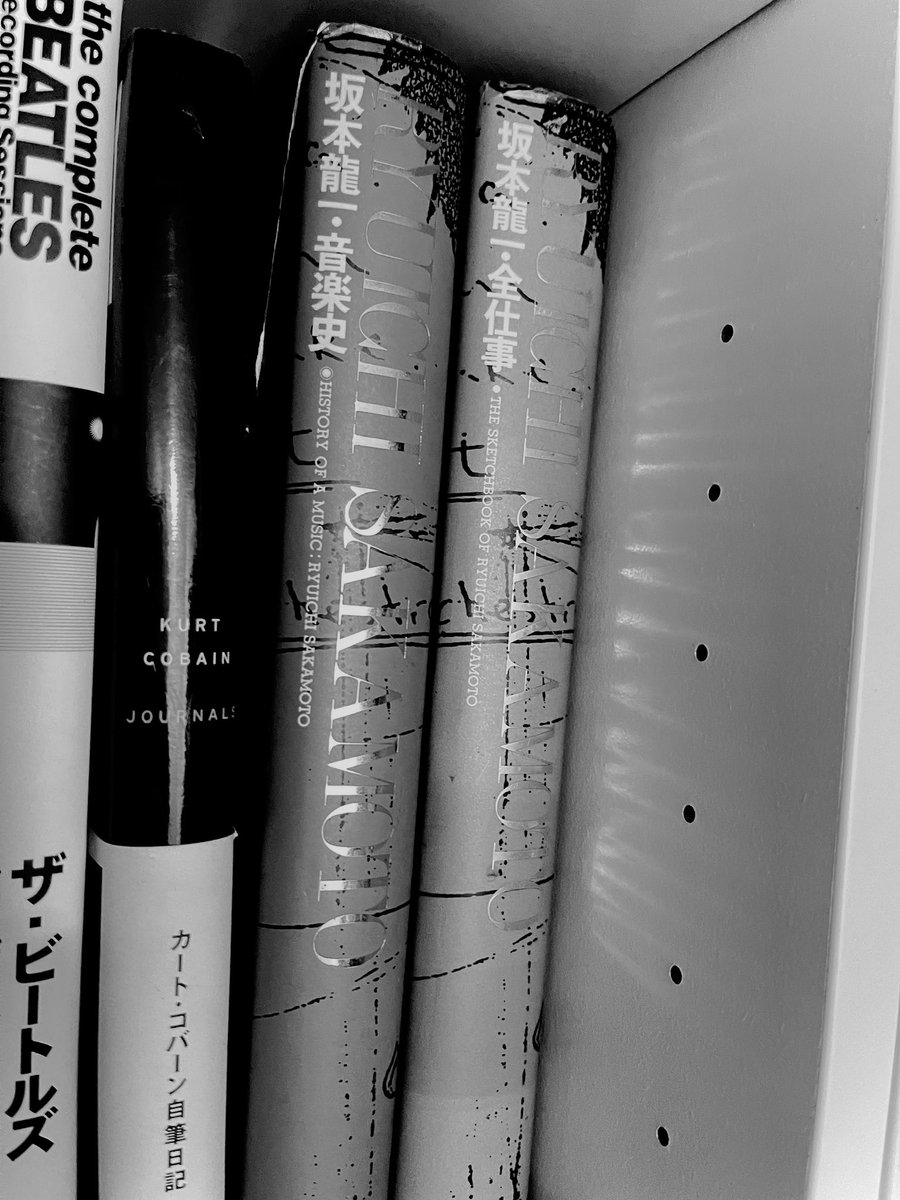 大阪に住んでいた頃から、何度引っ越しても常に本棚の最上段最右を占めるこの二冊。 子供の頃両親にクリスマスプレゼントに買ってもらいました。 先日 ...
