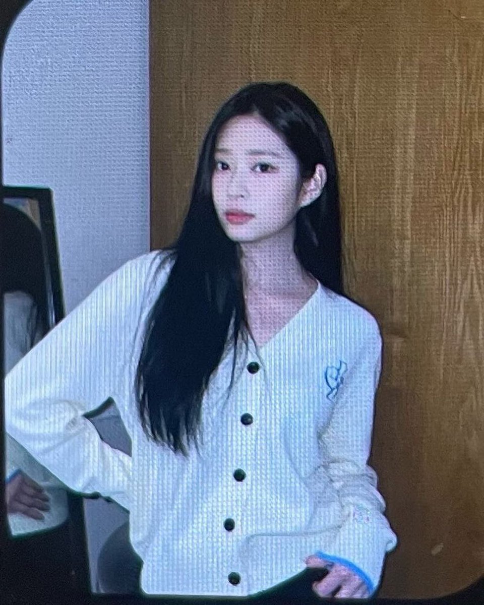 minrjuu's tweet photo. White milky cream completely covers the top of a soft cheese ball. ʚĭɞ With her rose cheek beaming radiantly, she appeared so warm and endearing  ࣪ ⊹ 🧀 . . ݁  ࣪ https://t.co/NUq4EfCGnj