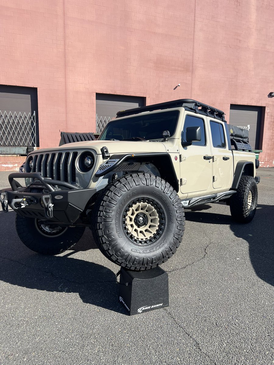 FittedVisions's tweet photo. Hanging with the crew at @WheelPros today for there open house. Thanks for the invite https://t.co/UfsnUcDp8s