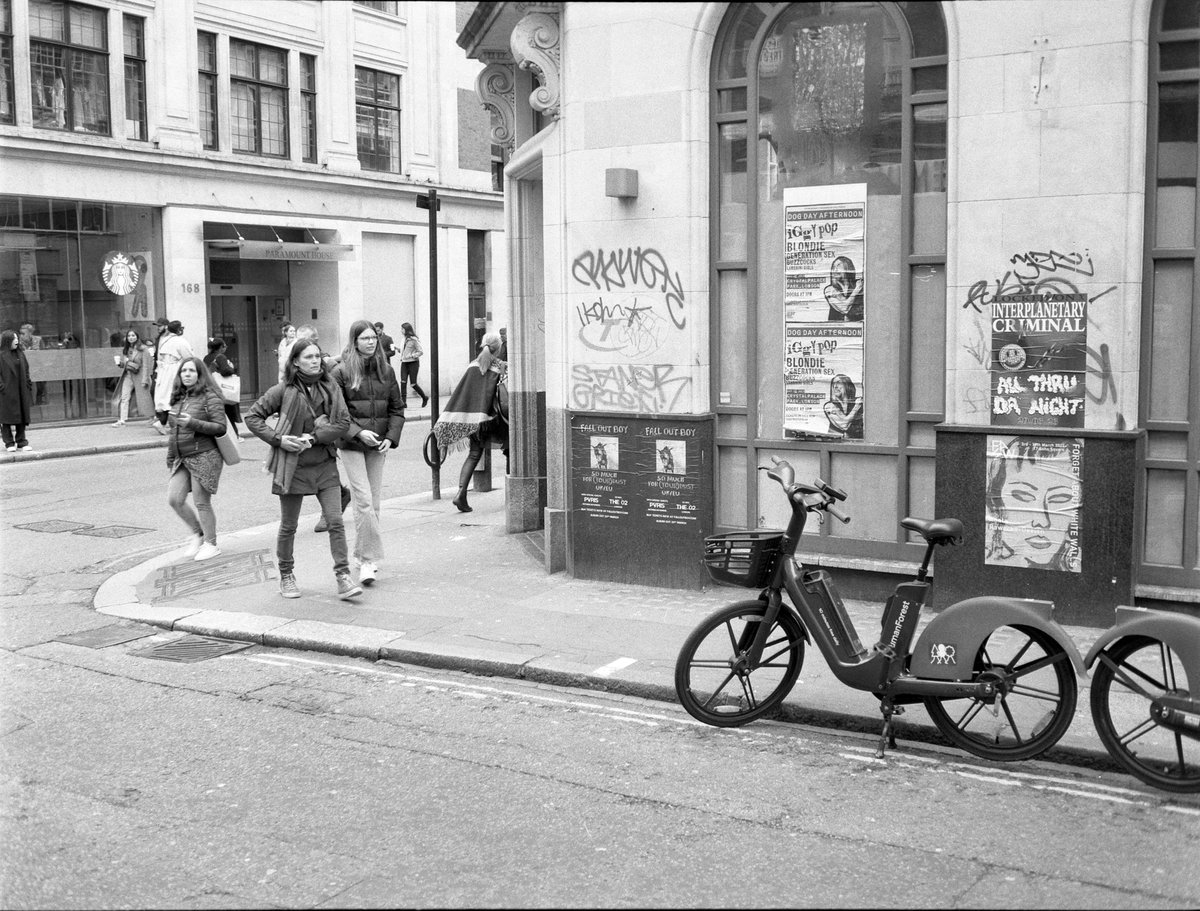 A couple from London, both film and digital. #120 #kentmere400 #fujigs645s #sonya7iii #london #streetphotography