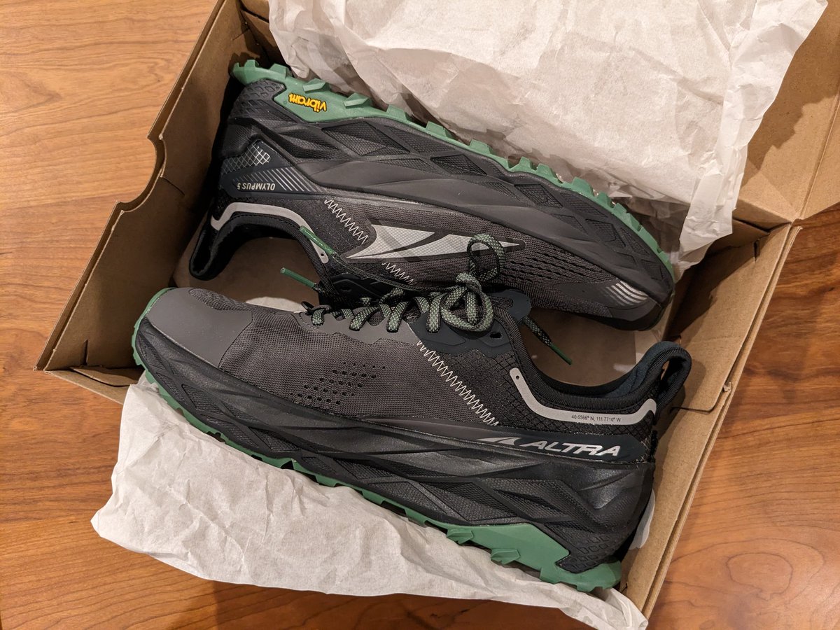 mountainboooy2's tweet photo. #ALTRA　のOlympus買ったった！前回の靴はJMT、四国遍路、京都トレイル、高島トレイルと大活躍だったがさすがに10年近く履き続けてボロボロ。新しいトレイルライフが始まるぜ〜 https://t.co/dN4tVKOx75