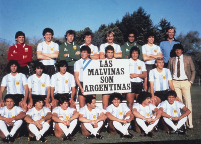 FutboliPolitica's tweet photo. 🇦🇷 Las Malvinas son Argentinas

La foto de la selección argentina de 1982, con Maradona y Passarella, y el cuerpo técnico que encabezaba César Luis Menotti con un cartel que decía: “Las Malvinas son argentinas”. https://t.co/g1jcZDNMCo