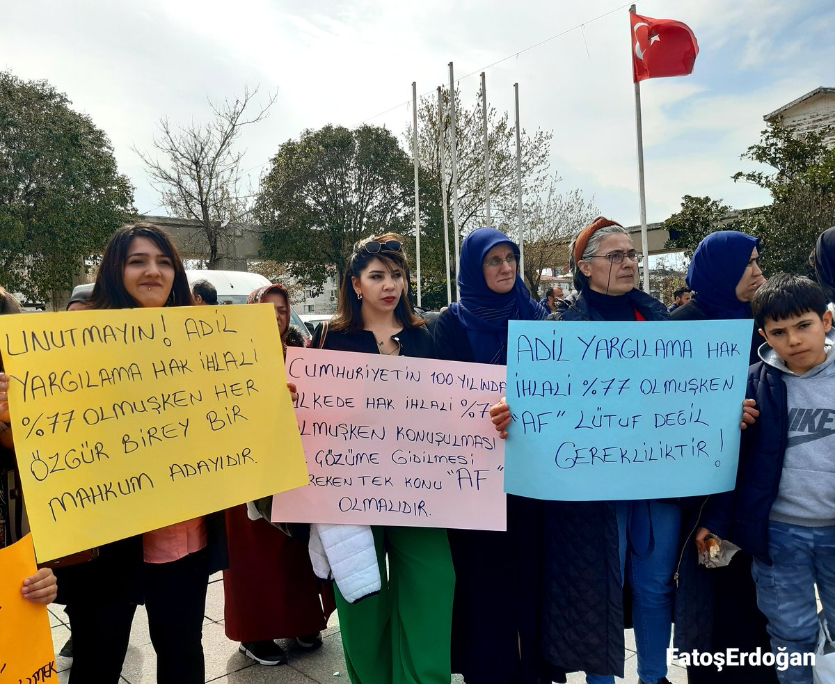 Adil Yaşam Derneği basın açıklaması sonrasında CHP Milletvekili Gürsel Tekin'in de katılımıyla mahkum yakınları, "Affet Türkiyem" sloganıyla özgürlük için güvercin uçurdu.

AFyoksa OydaYok
<a href="/Mhalukcavusoglu/">M.Haluk Çavuşoğlu</a>