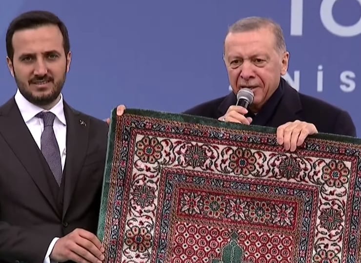 t24comtr's tweet photo. Erdoğan: Bu seccade ayakkabılarla basmak için değil ha. İnşallah 15 Mayıs’ta şükür namazını bu seccadede kılabiliriz
https://t.co/cQScAK7b6k https://t.co/LDuOSiwMeo