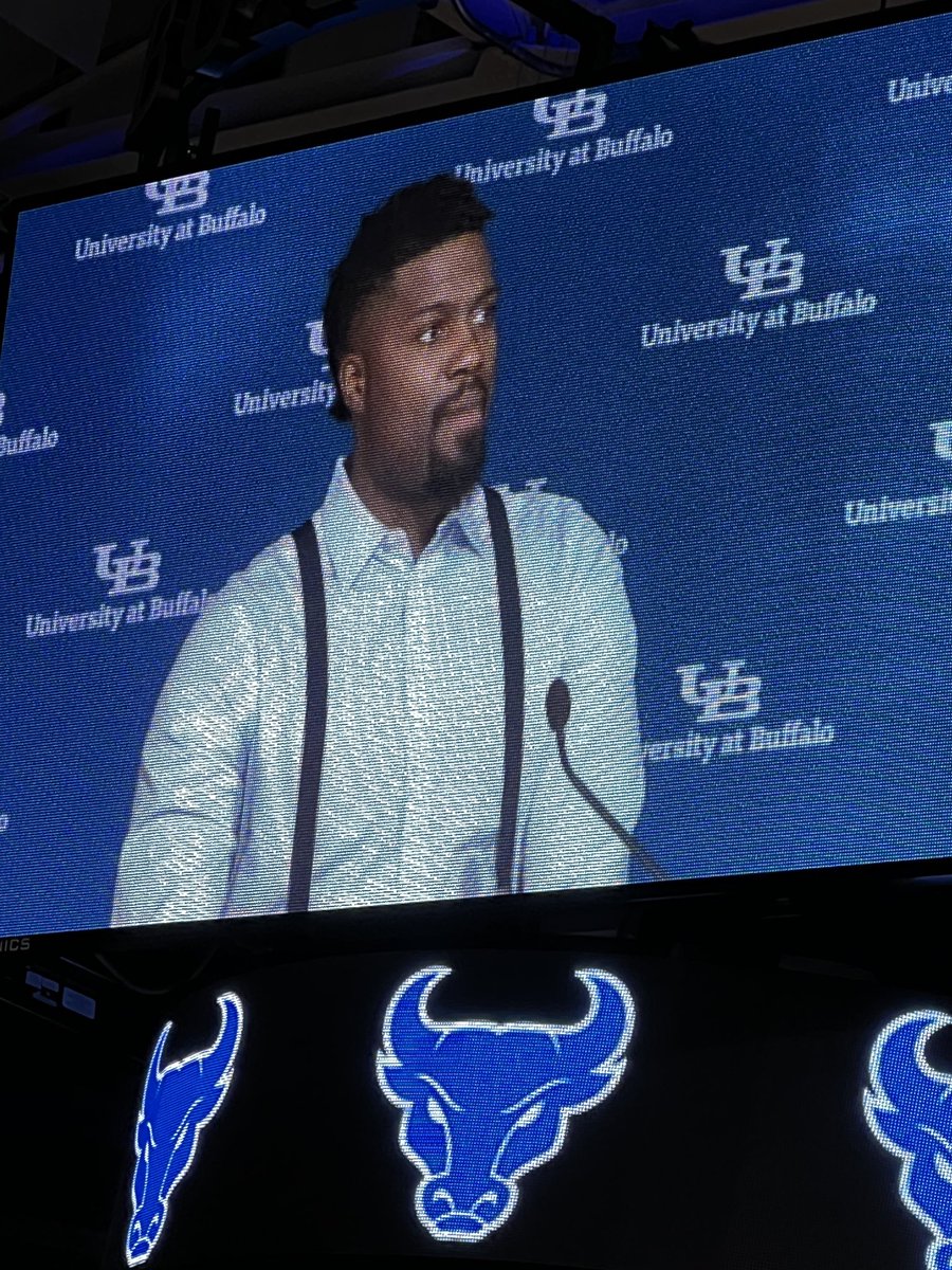 Always great to have former ⁦@UBmenshoops⁩ player - Dr. Barnard Onyenucheya - speak to the next class of UB students. #UBuffalo #UBHornsUp #OnceABullAlwaysABull