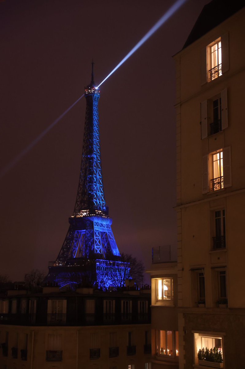 Paris's tweet photo. En soutien à la journée mondiale de sensibilisation à l'autisme, la @LaTourEiffel est éclairée en bleu ce soir. https://t.co/C5TBE5OBdt