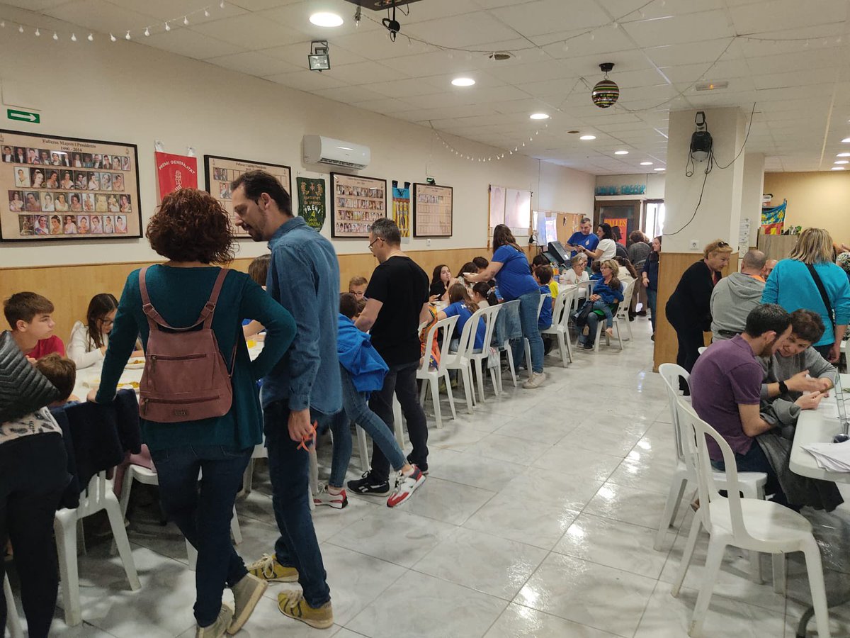 f_elsjovenils's tweet photo. ¡Hoy hemos celebrado la apuntà! Y después… ¡paella! 🥘
Comienzan las #Fallas2024.
#Falles24 #ElsJovenils #fentfalla https://t.co/EcctDr8QbJ