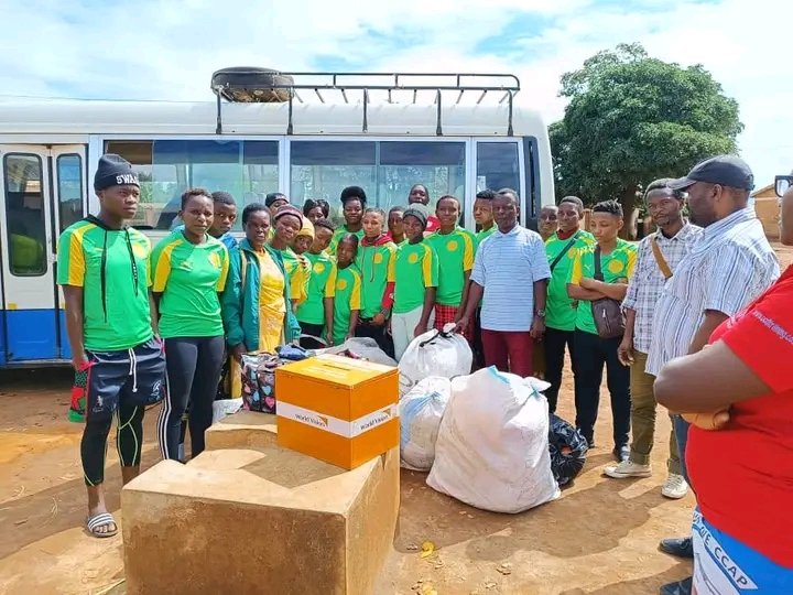 MwNewsAgency's tweet photo. Civil Service Club donates towards cyclone survivors 
 
Civil Service Club on Sunday, donated different clothing items to  Naotcha primary school in Blantyre where survivors of cyclone Freddy in Blantyre are camping. 
#ManaNews
Read full story here https://t.co/UaD1l93wSD https://t.co/YERYdilnWu