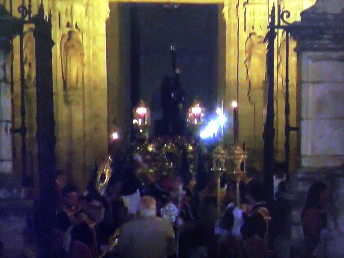 PasionAnd's tweet photo. La hermandad de San Roque está saliendo de la puerta de Los Palos de la Catedral de #Sevilla en una maravillosa noche de #DomingoDeRamos https://t.co/krbOdSXrHa