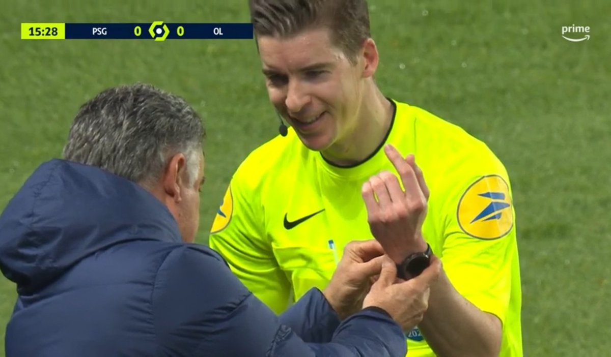 SebastienRiglet's tweet photo. Quand Christophe Galtier aide l'arbitre à remettre sa montre comme il faut 😅 #PSGOL https://t.co/Zr94zEZkRg