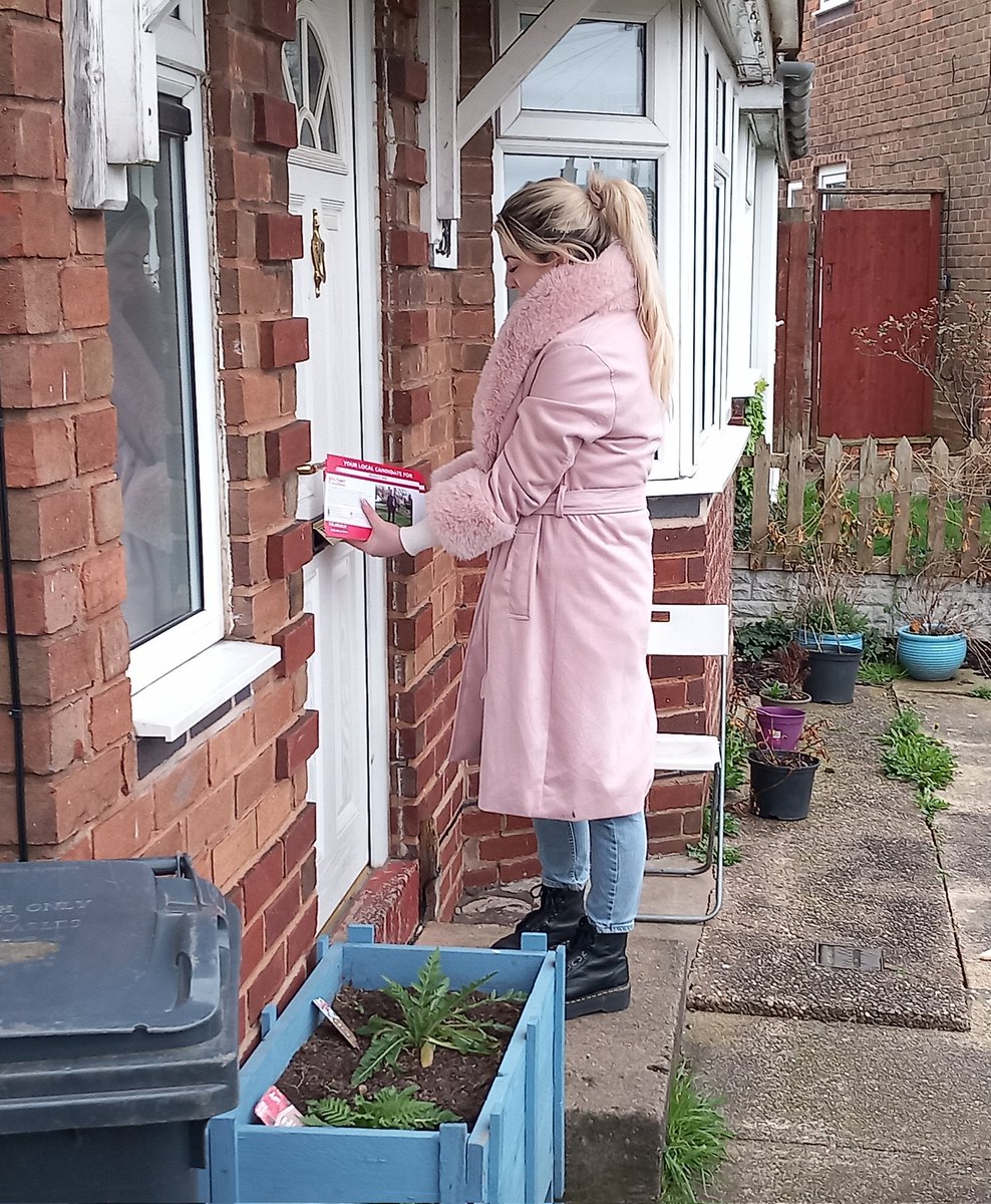 coulson_michael's tweet photo. Another very enjoyable day on the campaign trail in Bloxwich West. It was very nice to meet @nickyebrennan &amp; go campaigning with her on the Mossley! So good2 also meet @DazmondReynolds for the 1st time. It's game on in Bloxwich &amp; game on for the Labour West Midlands Mayoral race! https://t.co/dU4slUp6yY