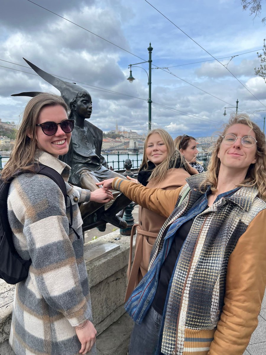 I guess nothing can go wrong anymore at <a href="/IRSPM/">IRSPM</a> now that we touched her knee #Budapest #IRSPM2023