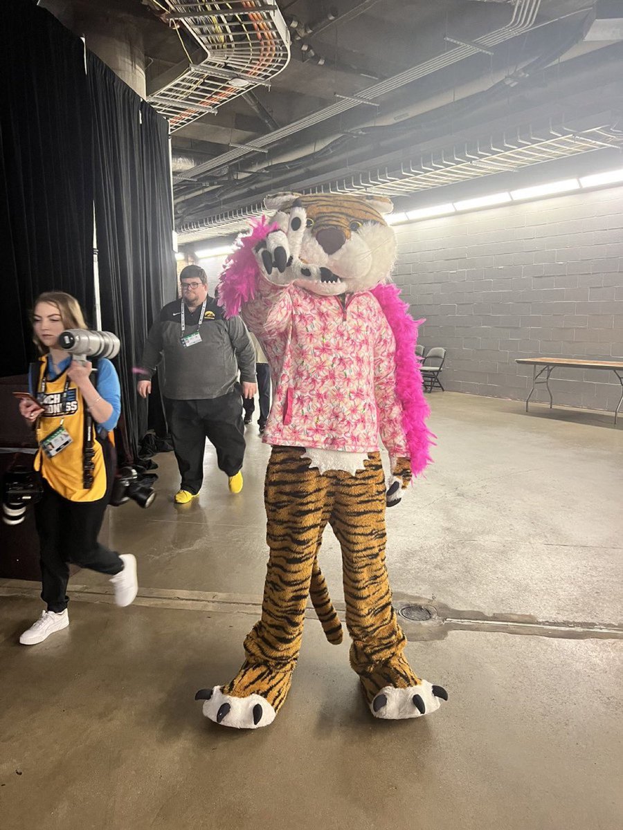 Kim Mulkey is dressed as the mascot and the mascot is dressed as Kim Mulkey. 

Wild. 

(📸: <a href="/NicoleAuerbach/">Nicole Auerbach</a>)