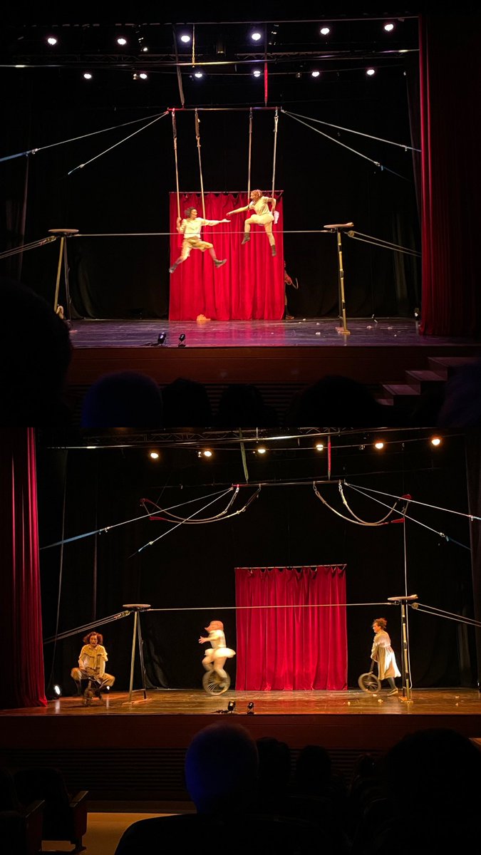 👏🏻 Després d’uns mesos, tornem a gaudir del teatre amb l'obra 'Madonna', un espectacle inclusiu en llengua de signes.

🤹‍♀️ 'Madonna' narra el viatge d'una família a la qual veiem afrontar la rutina, els jocs infantils, les tensions intergeneracionals i la relació amb els animals.