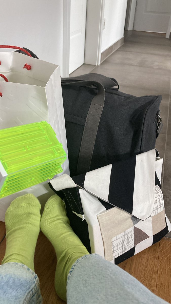 nctinberlin's tweet image. #nctdreaminberlin happens tomorrow 😱! 

Some of you already travelled.
Those who haven&apos;t yet, make sure you have everything needed for the concert including a paper heart or crepe for the #rainbowproject 🥰

How are your preparation going?

#THEDREAMSHOW2_in_BERLIN
#NCTDREAM