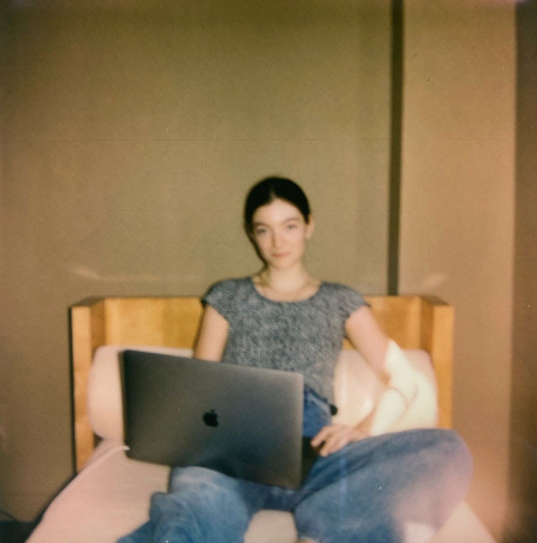PLorde4ever's tweet photo. Todas as evidências e especulações sobre o próximo álbum de Lorde, o L4 — a thread

(Conforme mais informações forem soltas, essa thread será atualizada) https://t.co/GbMxoAuTSC